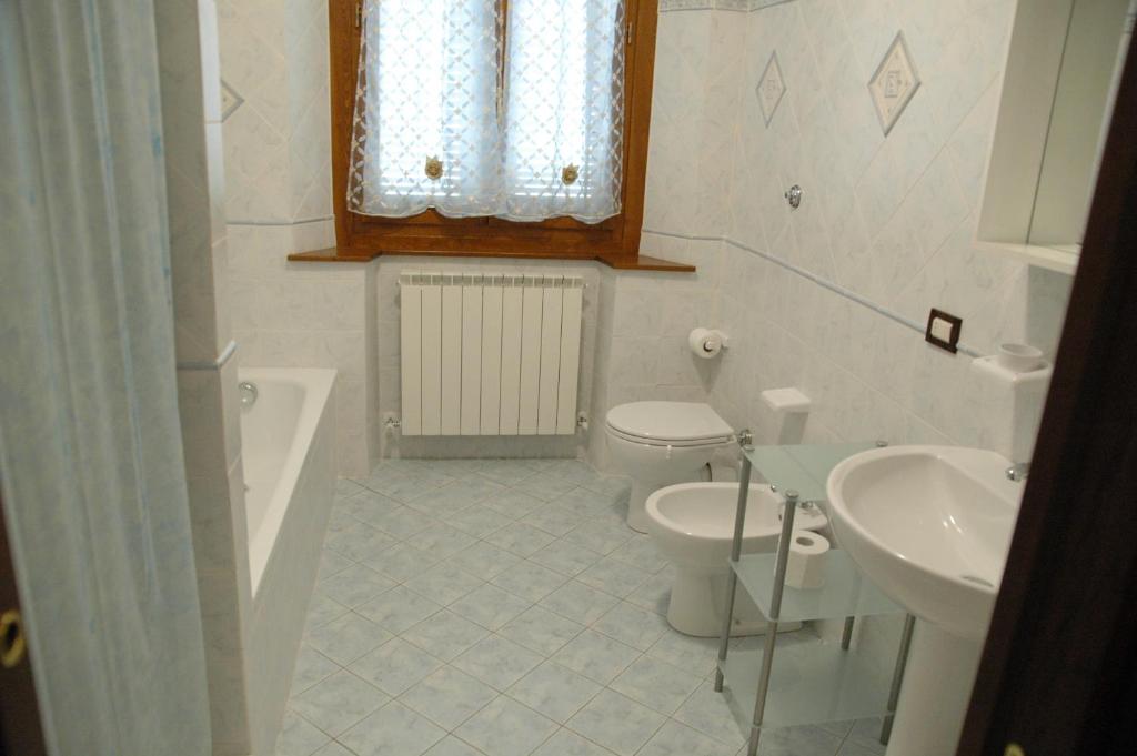 un bagno con un water e un lavandino di Affittacamere La Sosta a Pian di Scò
