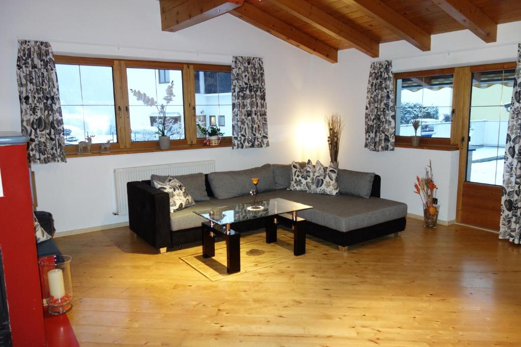 ein Wohnzimmer mit einem Sofa und einem Tisch in der Unterkunft Katja´s Ferienwohnung in Trins