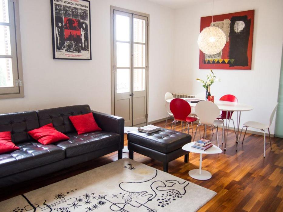 バルセロナにあるTorres Rojoのリビングルーム(黒いソファ、テーブル付)
