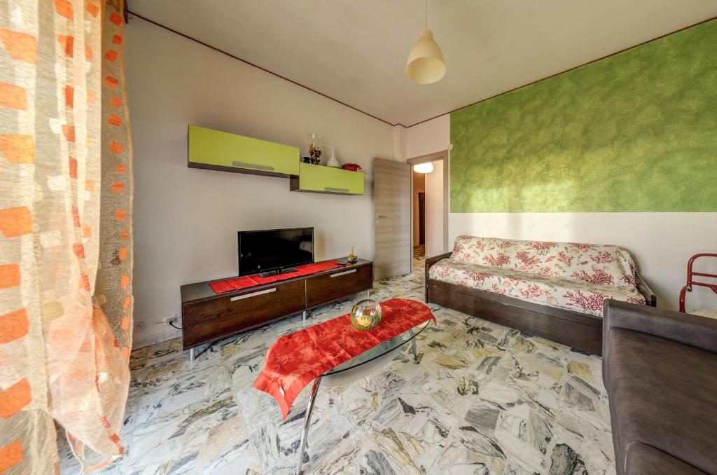ein Wohnzimmer mit einem Bett und einem Sofa in der Unterkunft Casa Vacanza Shanaia in Pietra Ligure