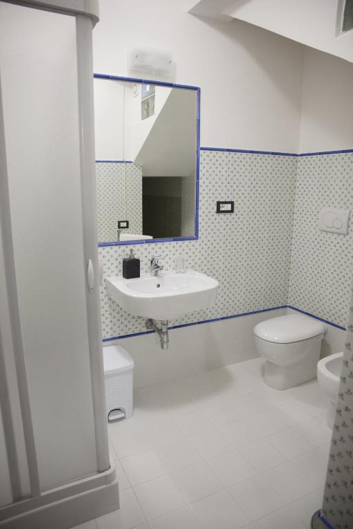 A bathroom at Le Colonne