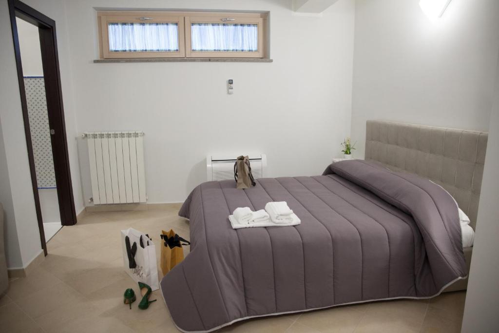 A bed or beds in a room at Le Colonne