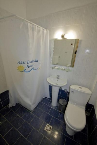 Koupelna v ubytování Akti Liakada Hotel