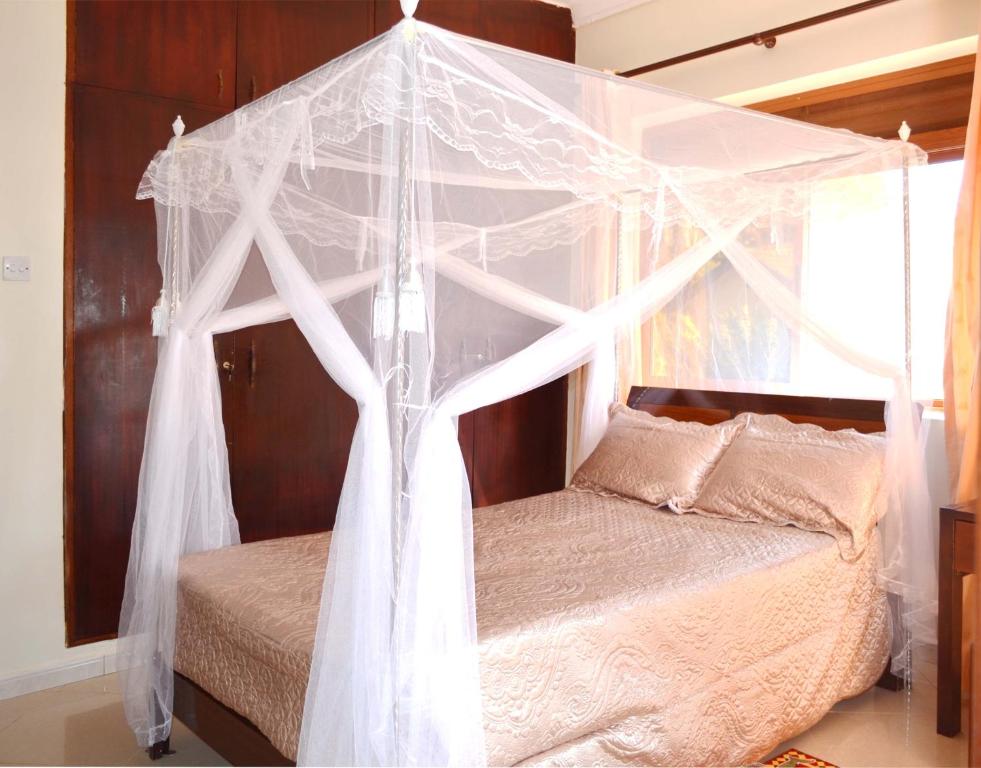 The Palms Beach Hotel and Restaurant Limited tesisinde bir odada yatak veya yataklar