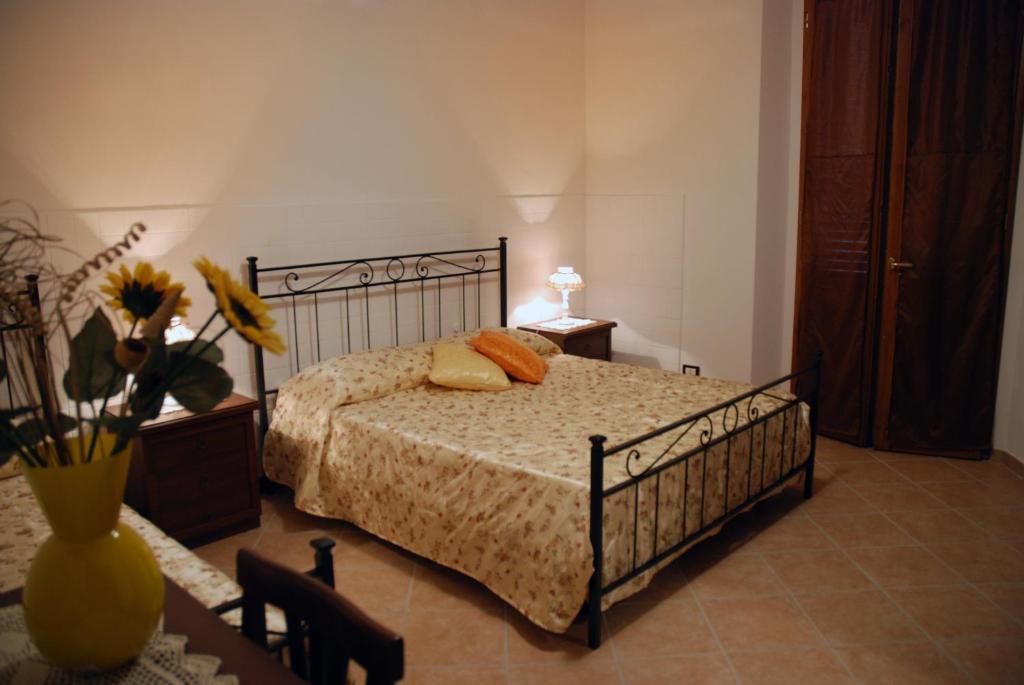 una camera da letto con un letto con due cuscini sopra di Affittacamere La Sosta a Pian di Scò