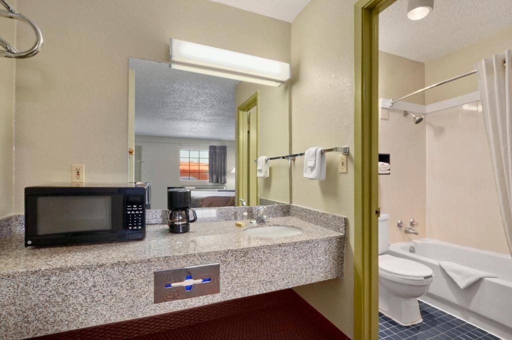 Super 8 by Wyndham Monticello AR - Double Room - Smoking
