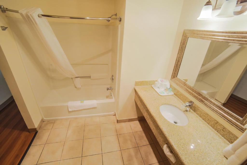 Sunnyside Inn and Suites - Suite Familiale