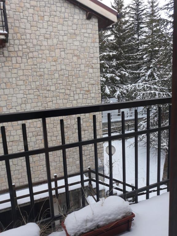 un balcone con neve sul recinto di Appartamento Lucia a Pescocostanzo