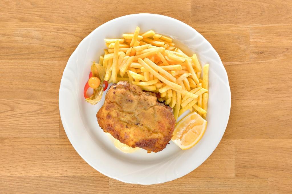 Comida en o cerca de este hotel