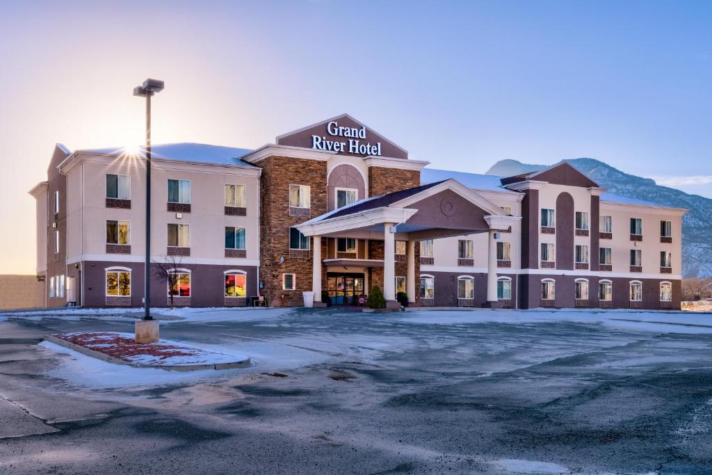 una representación de la parte delantera del gran hotel de invierno en Grand River Hotel, en Parachute