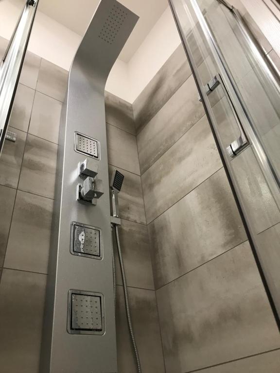 een metalen douchecabine in een metro bij Loft Sirmione in Sirmione