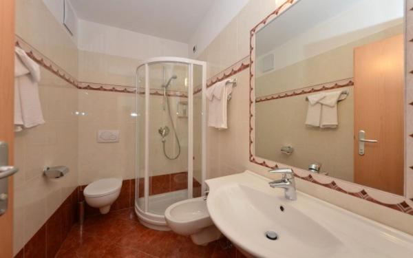 Koupelna v ubytování Hotel Zirmes