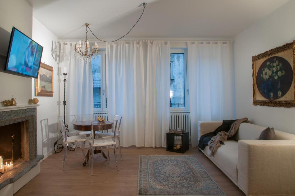 salon z kanapą i stołem w obiekcie Relais Merizzi w mieście Tirano
