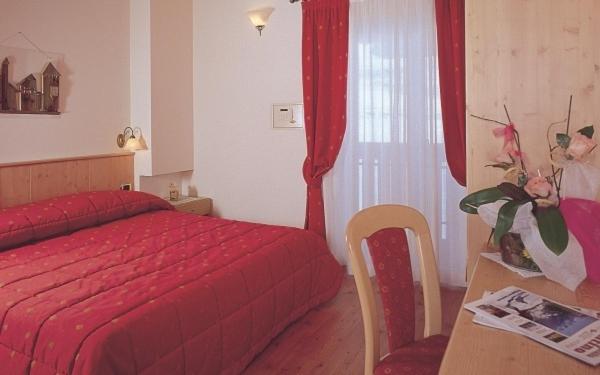 Postel nebo postele na pokoji v ubytování Hotel Zirmes