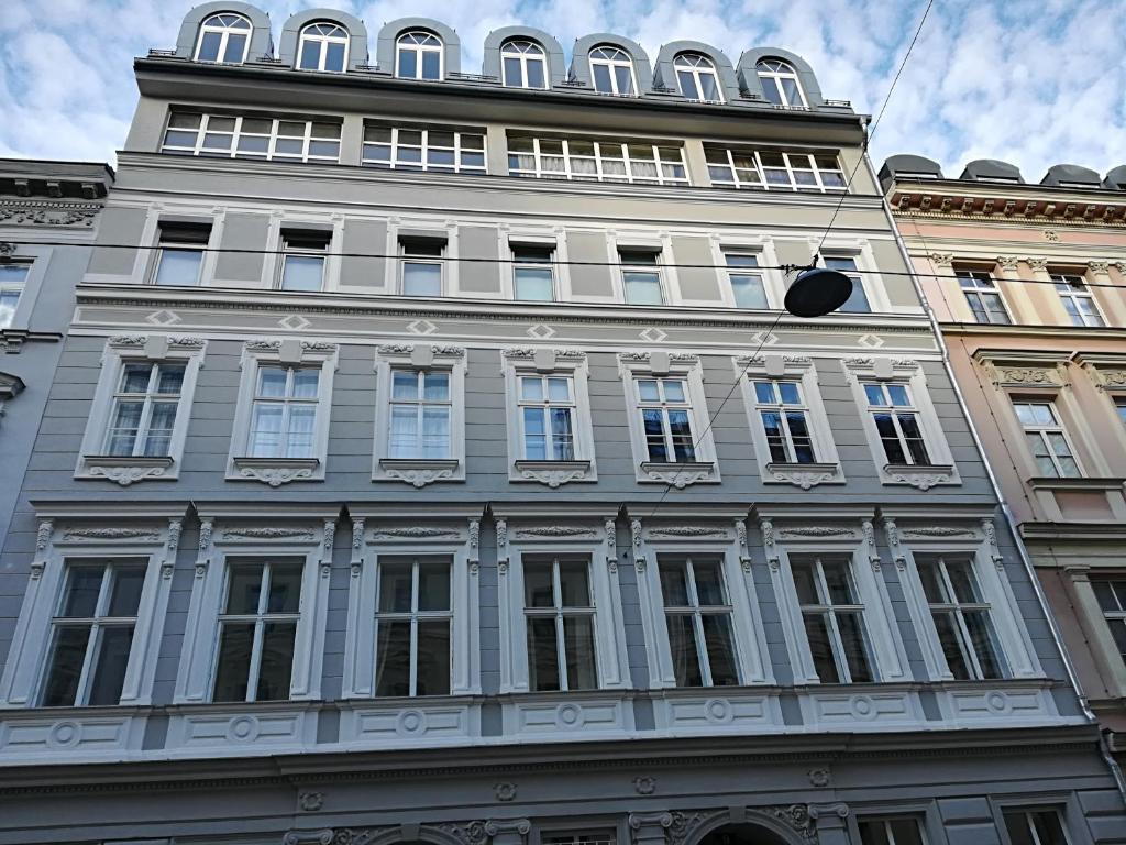 ウィーンにあるGemütliche Wohnung nahe Zentrumの窓が多い高層ビル