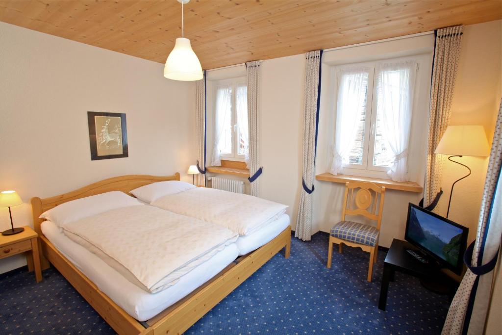 Voodi või voodid majutusasutuse Hôtel du Cerf toas