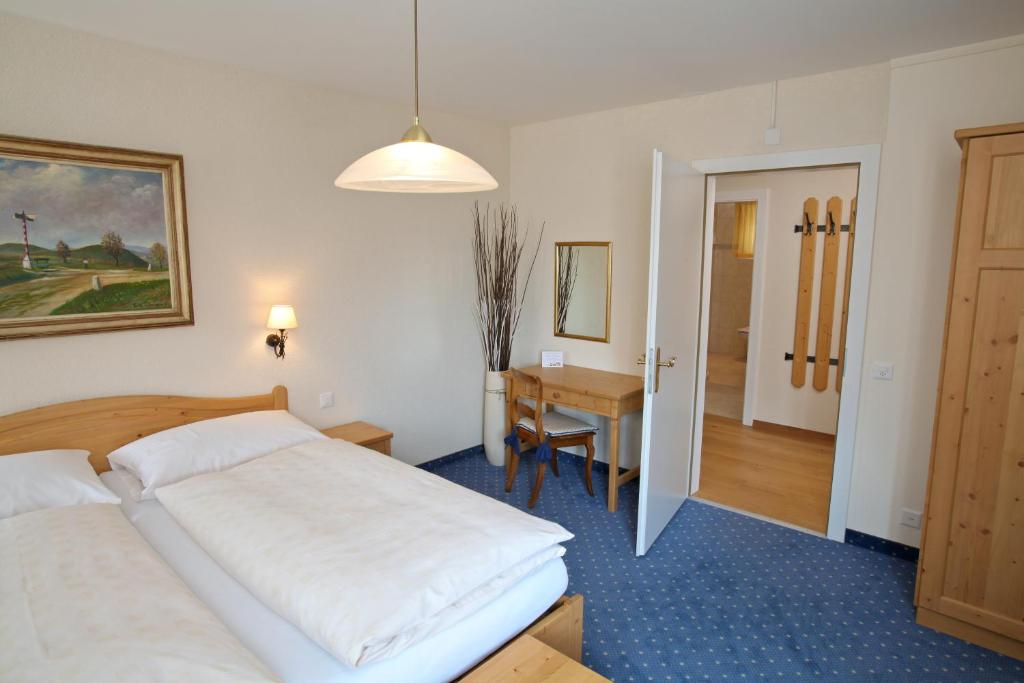 Voodi või voodid majutusasutuse Hôtel du Cerf toas
