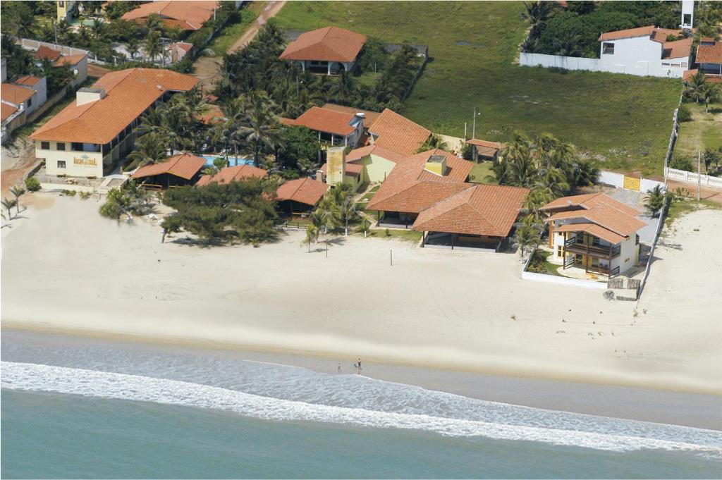 an aerial view of a house on a beach at Pousada Isca do Sol in Pecém