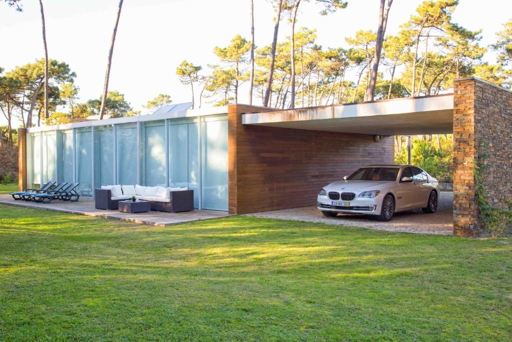 una casa con un coche aparcado delante de ella en BestVillas Park Ofir, en Esposende