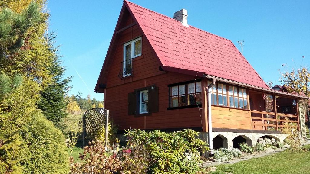 維茨的住宿－Podlas，一座大型木房子,设有红色屋顶