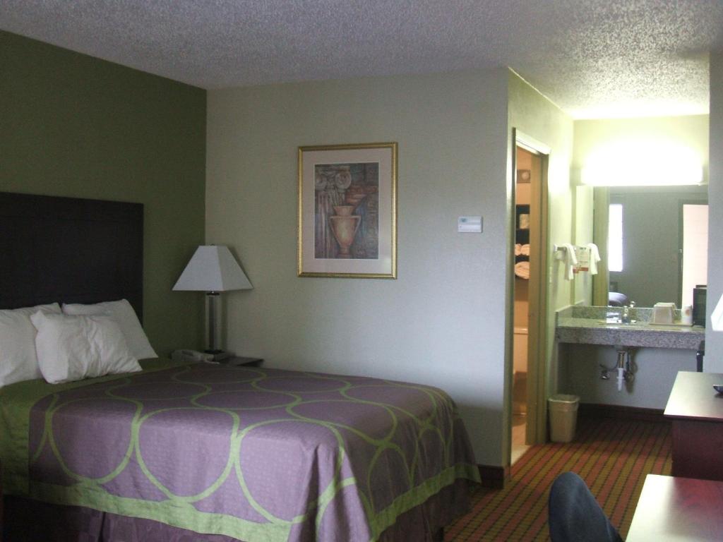 Super 8 by Wyndham Monticello AR - Double Room - Disability Access - Smoking