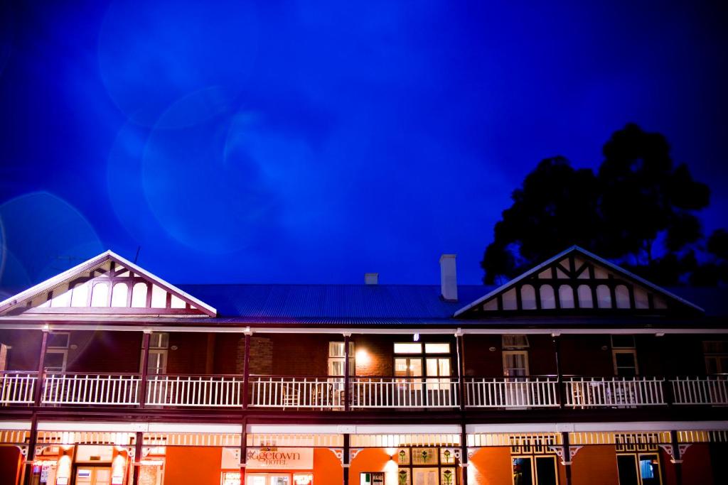 um edifício à noite com um céu azul em The Bridgetown Hotel em Bridgetown