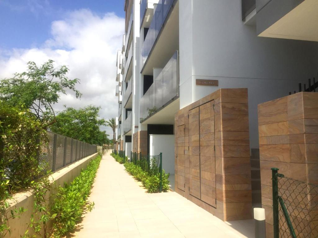 einen leeren Bürgersteig neben einem Gebäude in der Unterkunft Bioko II Mil Palmeras in Pilar de la Horadada