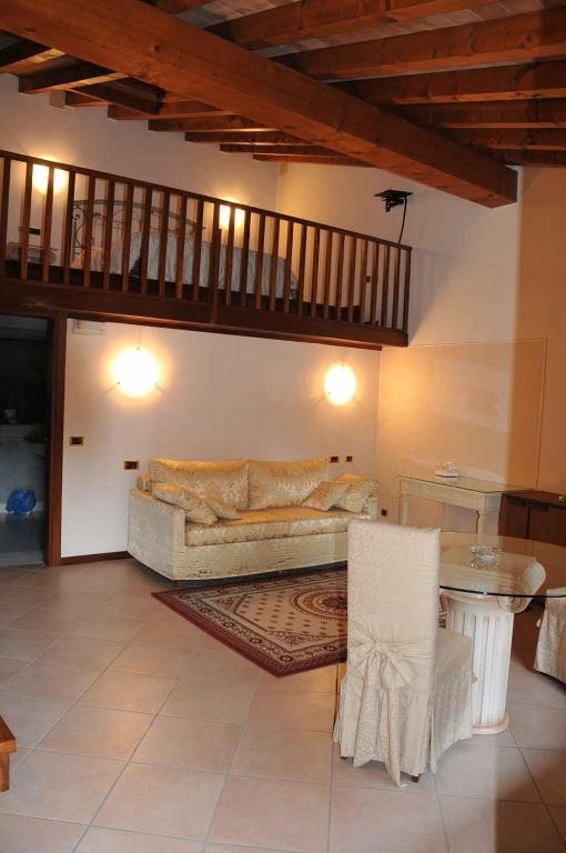 un soggiorno con un divano e un tavolo di Hotel Sogno a Rezzato