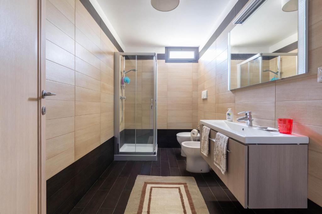 Koupelna v ubytování Intera villa ad uso esclusivo con 2 bagni 4 camere da letto,garage,giardino,area fitness,lavatrice,wifi
