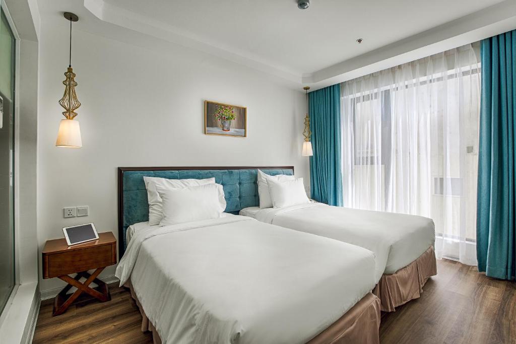 Postel nebo postele na pokoji v ubytování Adaline Hotel and Suite