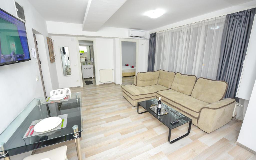 TV a/nebo společenská místnost v ubytování Harmony Suites