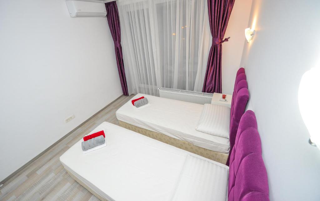 Postel nebo postele na pokoji v ubytování Harmony Suites