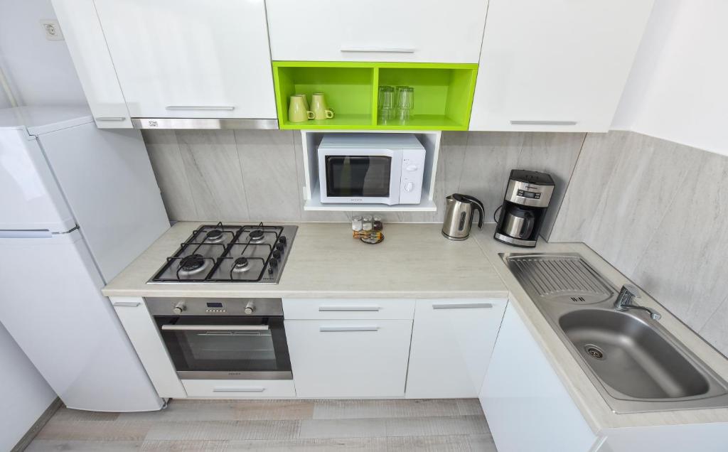 Kuchyň nebo kuchyňský kout v ubytování Harmony Suites