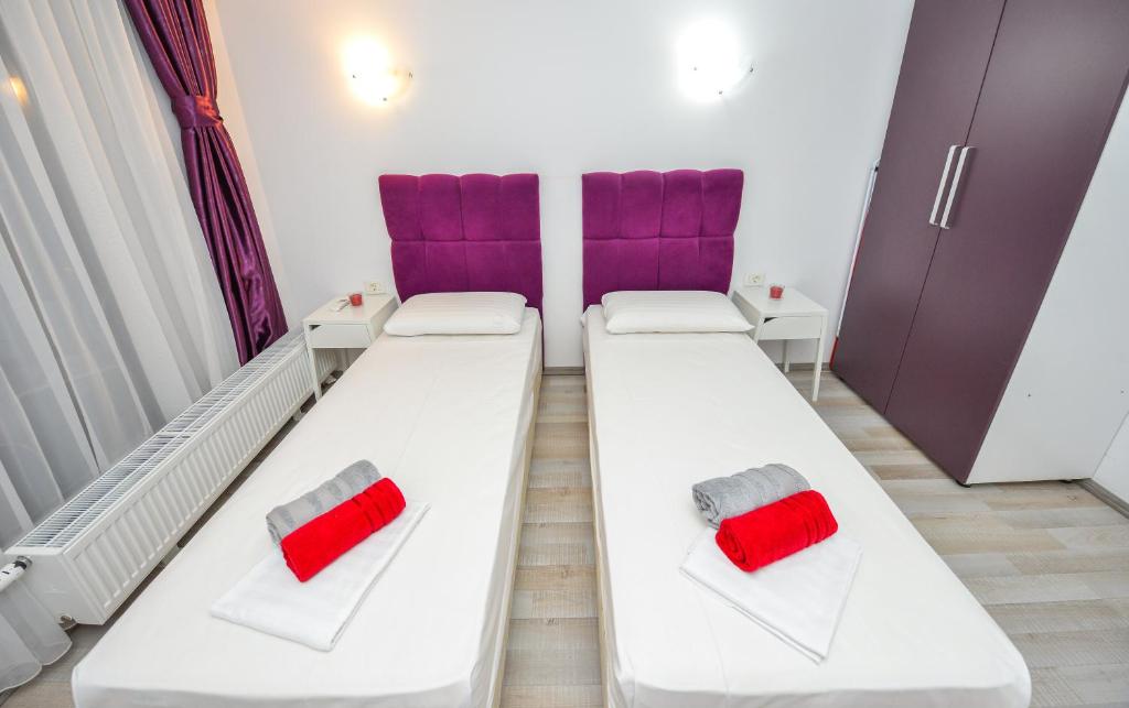 Postel nebo postele na pokoji v ubytování Harmony Suites