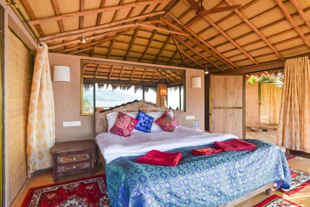 Postel nebo postele na pokoji v ubytování Dwarka Beach Resort Goa