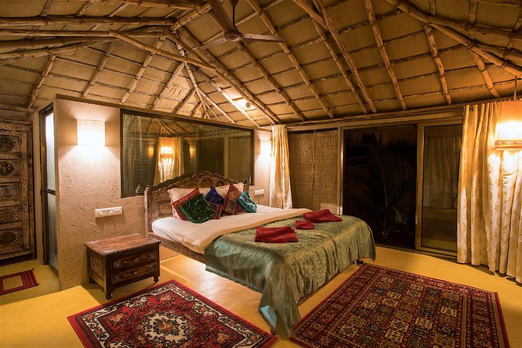 Postel nebo postele na pokoji v ubytování Dwarka Beach Resort Goa