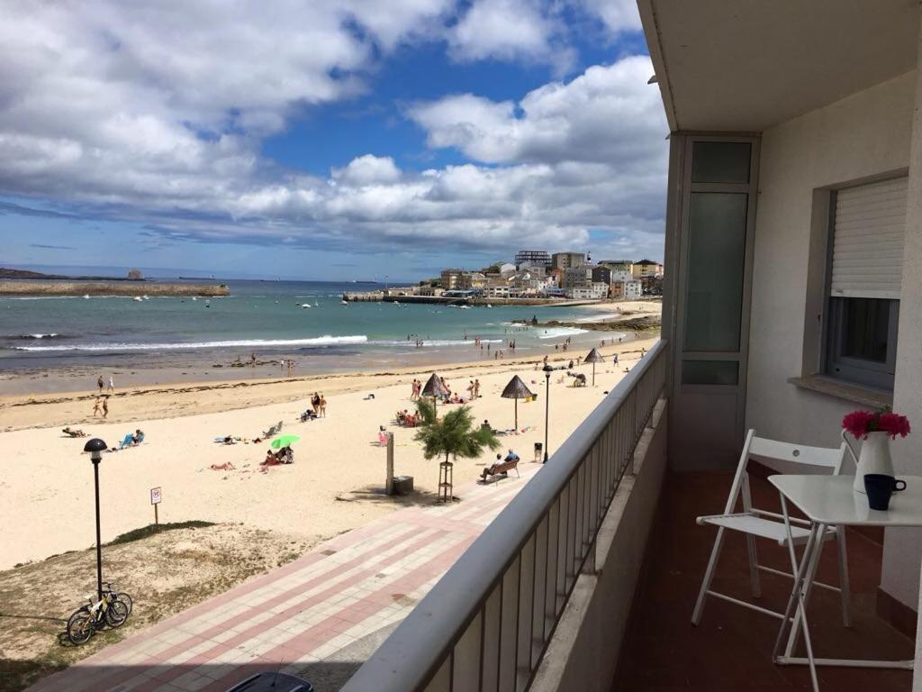 サン・シプリアンにあるPiso encima de la playa en San Cipriánのビーチと海の景色を望むバルコニー