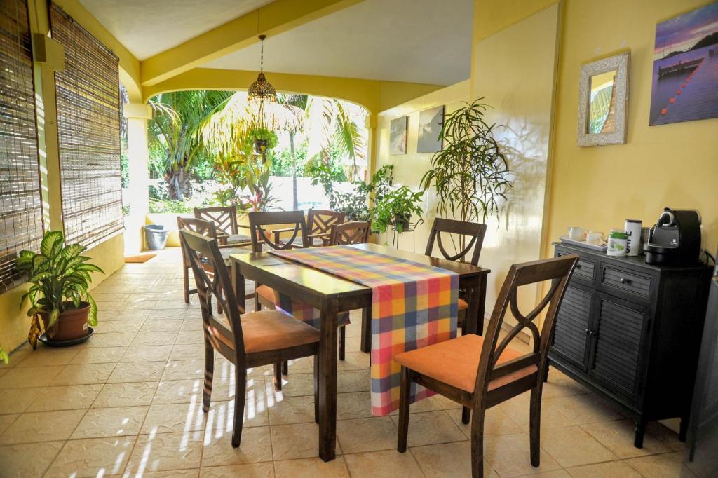 een eetkamer met een tafel en stoelen bij koeuris apartment in La Gaulette