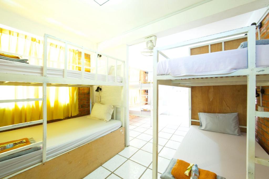 Postel nebo postele na pokoji v ubytování Naga Angkor Hostel