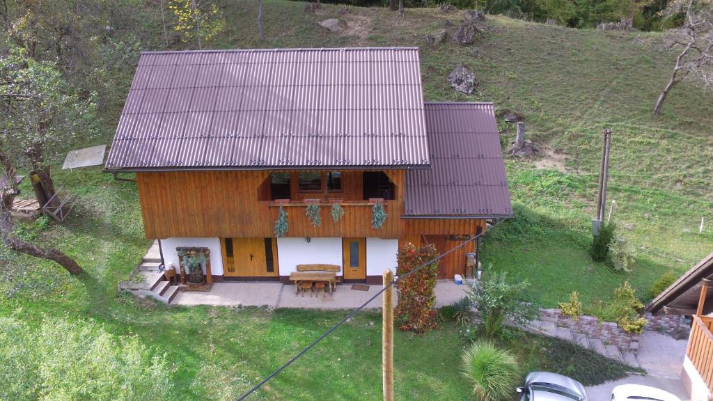 einen Blick über ein Haus mit einer Veranda und einem Tisch in der Unterkunft Apartma & savna Slapnik in Luče