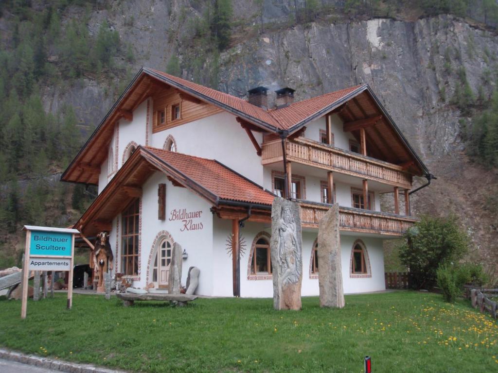 una casa al lado de una montaña en Klaus Prettau, en Predoi