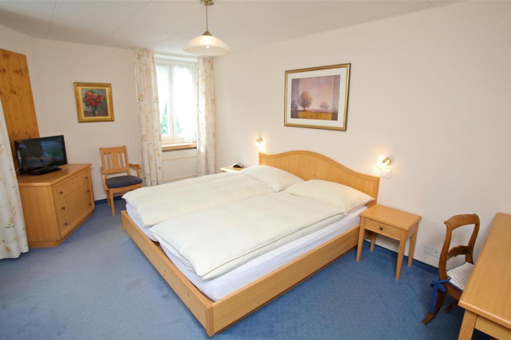 Voodi või voodid majutusasutuse Hôtel du Cerf toas