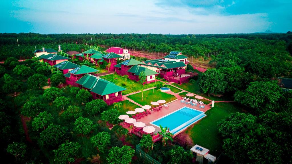 Ratanakiri Paradise Hotel & Restaurant في راتاناكيري: اطلالة جوية على منتجع مع مسبح