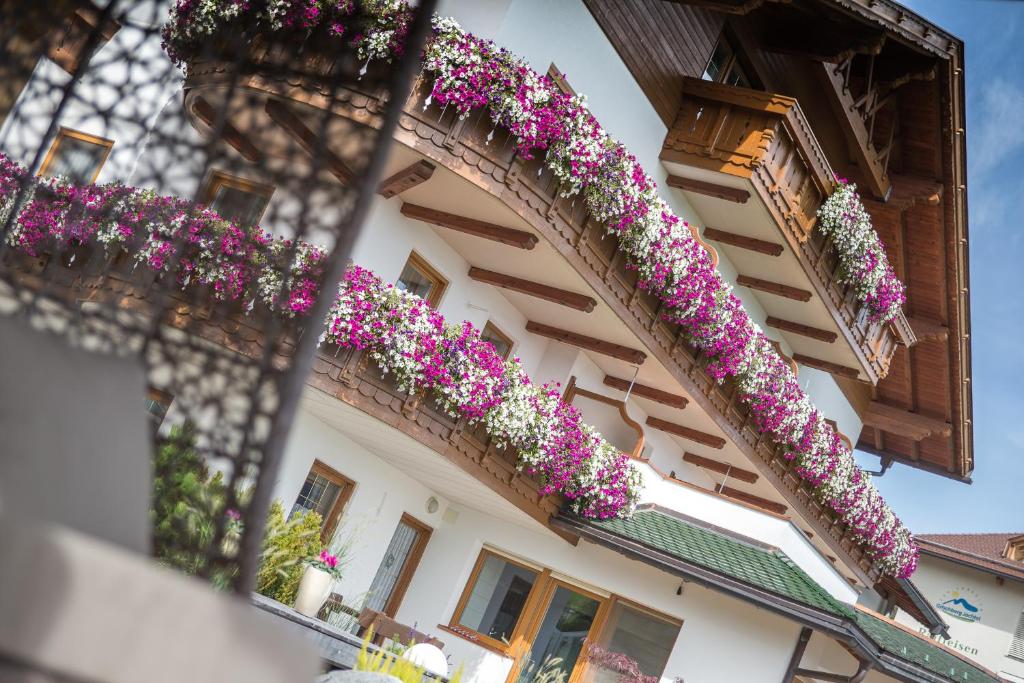 un edificio con flores a un lado. en Hotel Schönblick, en Maranza