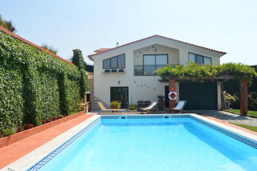 - une piscine en face d'une maison dans l'établissement Swallow's Countryhouse, à Batalha