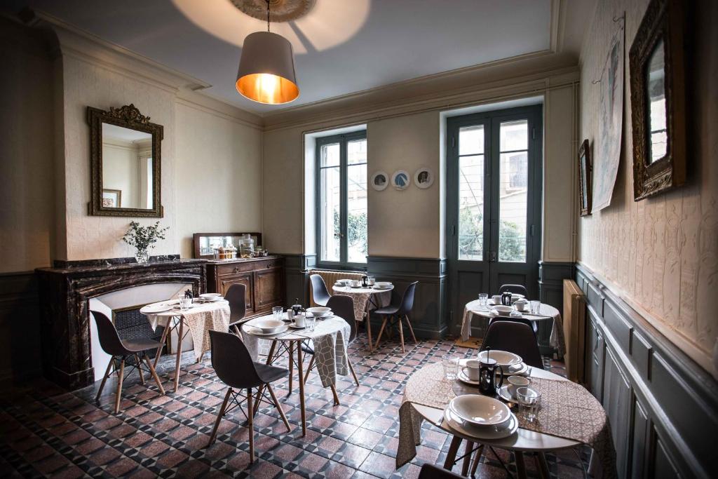 a restaurant with tables and chairs in a room at Carcassonne Townhouse in Carcassonne