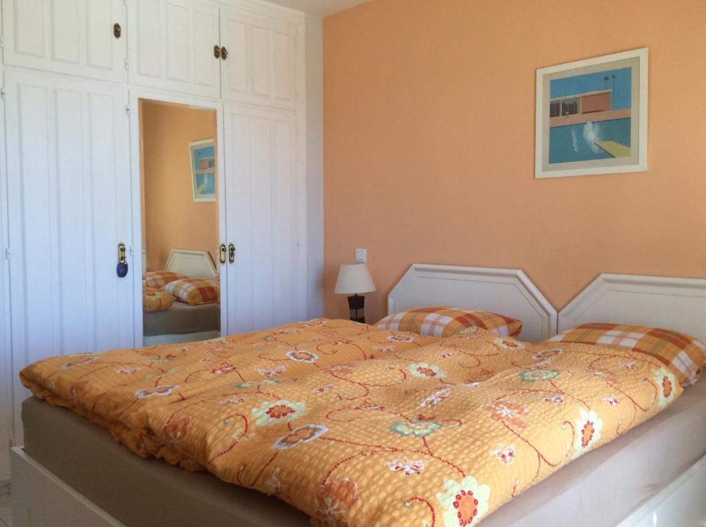 ミハスにあるApartment Bahia Playa, Costa del Solのベッドルーム(ベッド1台、鏡付)