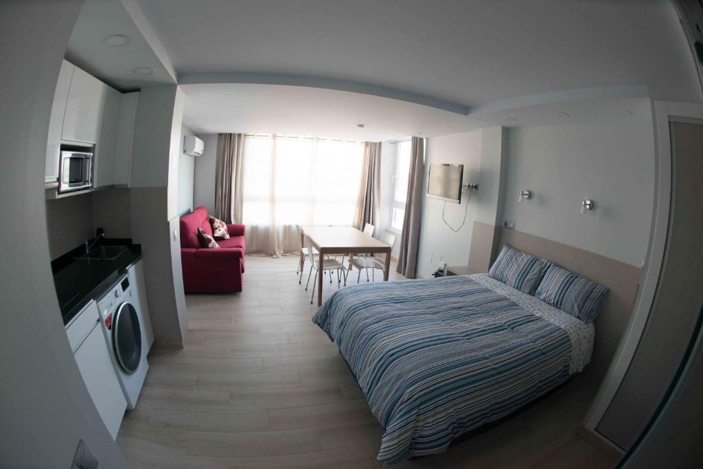 Telewizja i/lub zestaw kina domowego w obiekcie Modern & Stylish Loft with Breathtaking Views FREE WIFI - Close to the sea