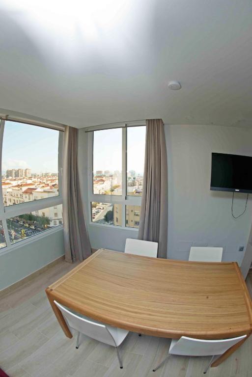 Telewizja i/lub zestaw kina domowego w obiekcie Modern & Stylish Loft with Breathtaking Views FREE WIFI - Close to the sea