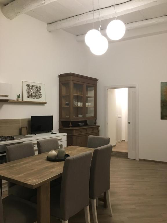 a kitchen and dining room with a wooden table and chairs at Olmo II in Orvieto